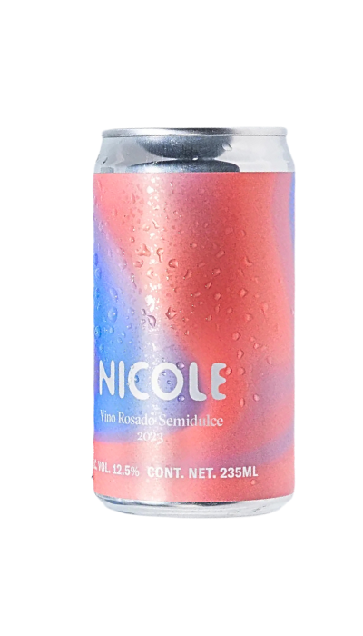 Nicole Rosado - vino en lata
